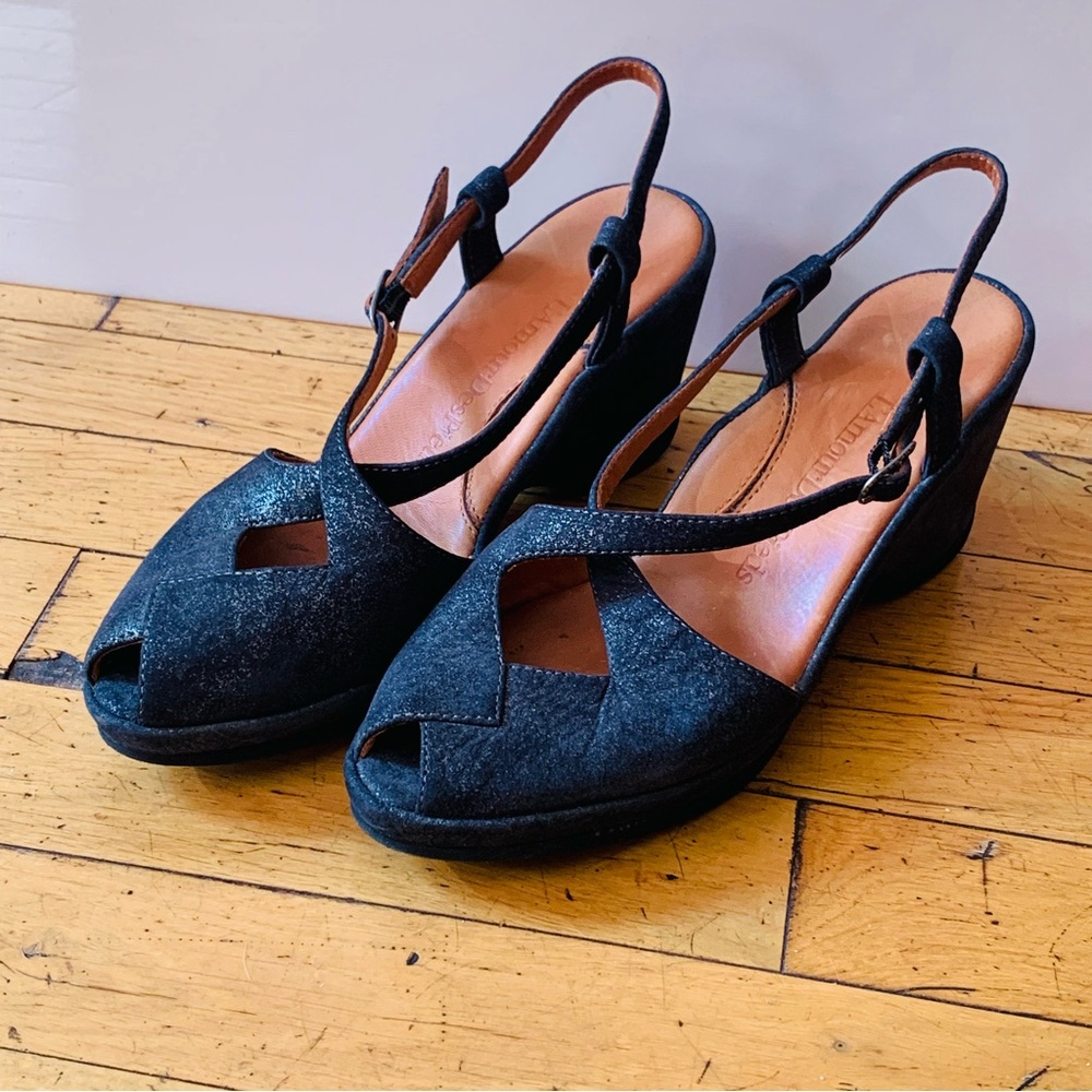 L’amour des pieds slingback wedge dress shoes